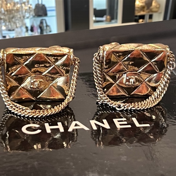 CHANEL 
CC Quilted Flap Bag Clip On Earrings Gold Plated - Picture 1 of 10